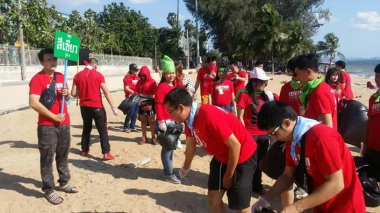 ภาพข่าว: กลุ่มบริษัท ฟอร์ซ กรุ๊ป ทำกิจกรรมเพื่อสังคม เก็บขยะบริเวณชายหาดจอมเทียน จ.ชลบุรี