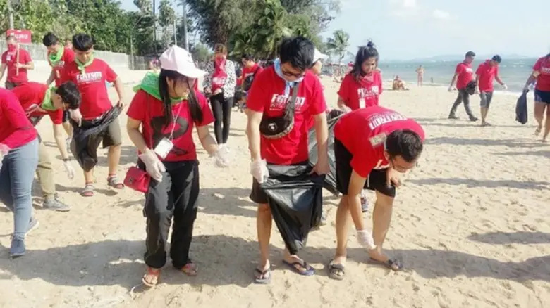 ภาพข่าว: กลุ่มบริษัท ฟอร์ซ กรุ๊ป ทำกิจกรรมเพื่อสังคม เก็บขยะบริเวณชายหาดจอมเทียน จ.ชลบุรี