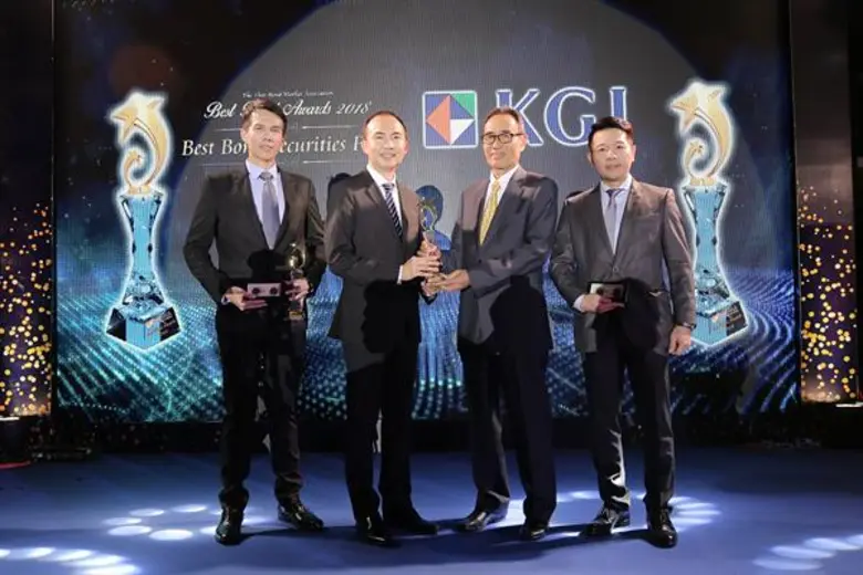 คุณอภิชาต ตั้งเกียรติศิลป์ (ที่ 2 จากซ้าย...