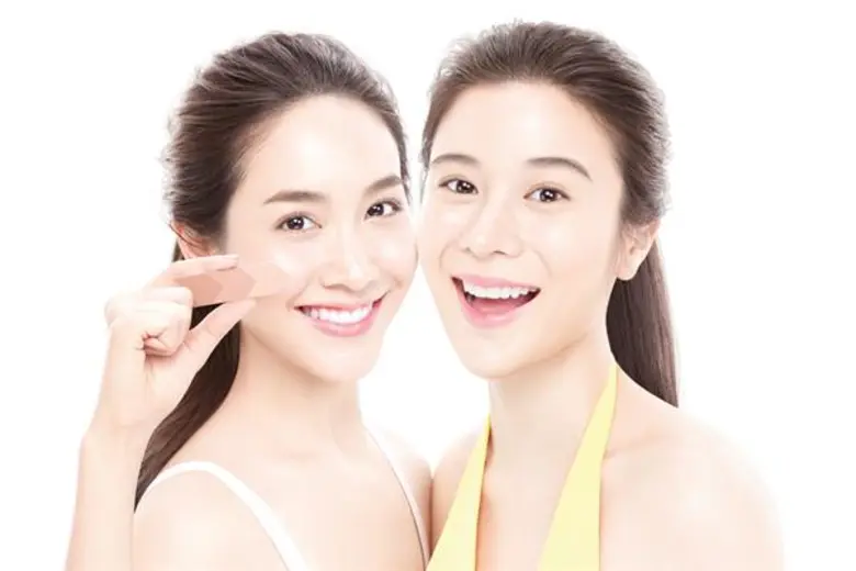 สองสาวพรีเซ็นเตอร์ การ์นิเย่“มิน พีชญา วัฒนามนตรีและ เก้า สุภัสสรา ธนชาต”ควงคู่กันมาท้าสาวๆ กลางสยามสแควร์วัน“วัดหน้ามั้ย?” งานเปิดตัวผลิตภัณฑ์ใหม่! การ์นิเย่ ไลท์ คอมพลีท วิตามิน ซี ซูเปอร์ เอสเซนส์