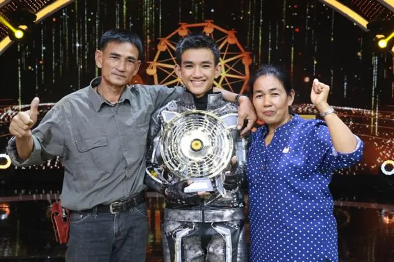 หนุ่มน้อยหมอลำ จากจ.สระแก้ว ทำความฝันเพื่อครอบครัว “ก้อง ก้องสมุทร” คว้าแชมป์ ไมค์ทองคำ คนที่ 7