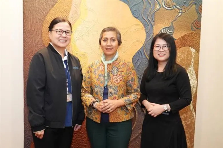 นางวรางคณา วงศ์ข้าหลวง (ซ้าย) รองกรรมการผ...