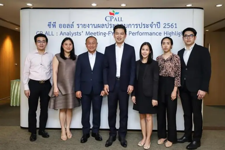 นายเกรียงชัย บุญโพธิ์อภิชาติ (กลาง) Chief...