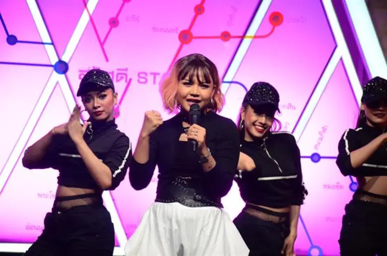 ทีวีไกด์: รายการ “สวัสดี Station” “ตั๊กแตน” ไม่เครียดโดนวิจารณ์ เปลี่ยนลุคแซบได้เป็นตัวเอง!! แม่ยกเอ็นดู “ตรี ศึกวันดวลเพลง” หอบทอง-เงินแสนให้กลางสตูฯ