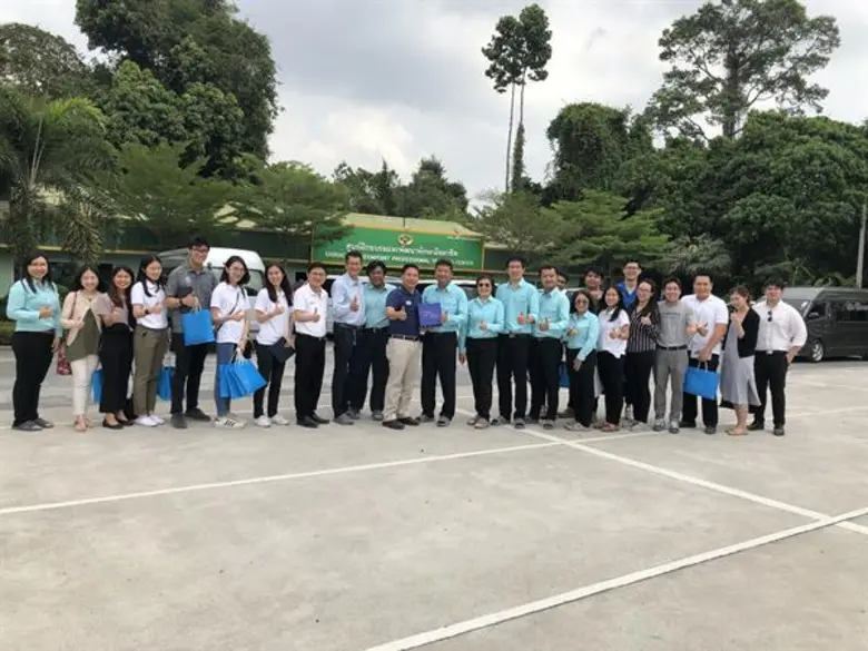 นายสมภพ ศักดิ์พันธ์พนม (ที่ 11 จากซ้าย) ประธานกรรมก...