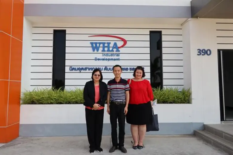 นางสาวลัดดา โรจนาวิไลวุฒิ (ซ้าย) ผู้ช่วยก...