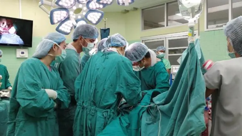 แพทย์ ชี้ “โรคหัวใจและหลอดเลือดฯ” สถิติตายอันดับ 1 ของโลก และเพิ่มขึ้นต่อเนื่อง พบอาการขั้นรุนแรง ต้องผ่าตัดเปลี่ยนหัวใจ เพื่อคุณภาพชีวิตที่ดี – ชีวิตใหม่