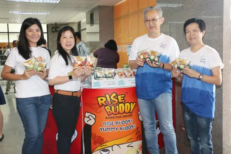 นางสาวกลอเรีย กัว (ที่ 2 จากซ้าย) รองกรรม...