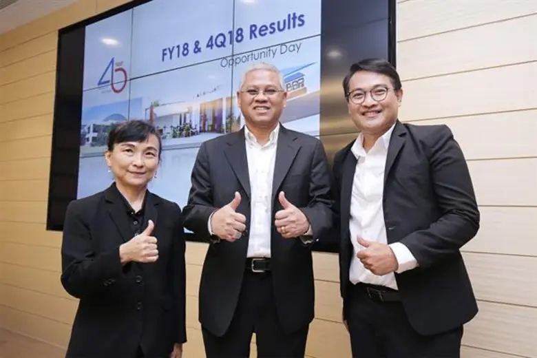 คุณณฐพงศ์ พินิตพงศ์กุล (กลาง) กรรมการผู้จ...