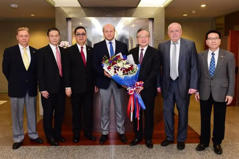 H.E. Mr. Evgeny Tomikhin (กลาง) เอกอัครรา...