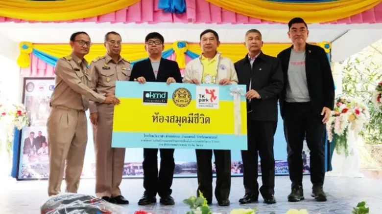 พลอากาศเอก ประจิน จั่นตอง (ที่ 4 จากซ้าย)...