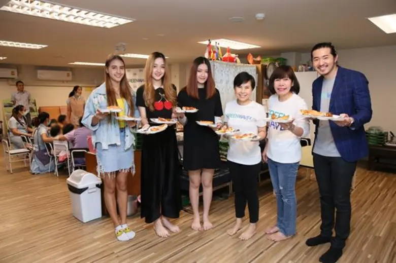 กรีนเวฟ ส่งความสุขมอบของขวัญให้น้อง น้องแฮปปี้  พี่สุขใจ