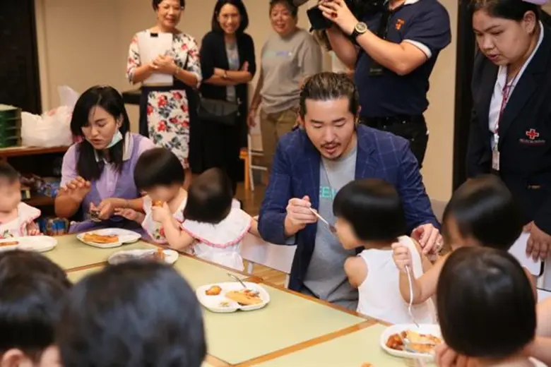 กรีนเวฟ ส่งความสุขมอบของขวัญให้น้อง น้องแฮปปี้  พี่สุขใจ