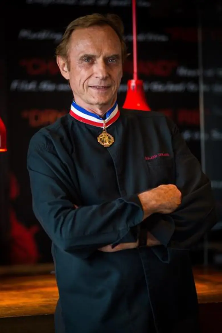 ห้องอาหารสการ์เล็ต ไวน์ บาร์ แอนด์ เรสเตอ...