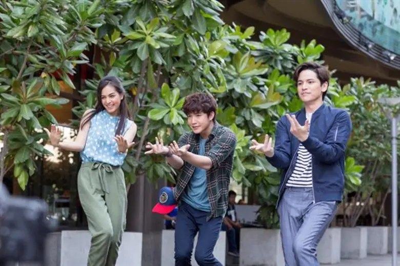 ริท-เต๋า-ป็อบปี้  ขยี้กันมันส์ เต้นยับ !!!  หน้าห้าง เกตเวย์ เอกมัย เบื้องหลังถ่ายMV “แค่โสด” ประกอบภาพยนตร์ 'สี้น 3 ต่อน'