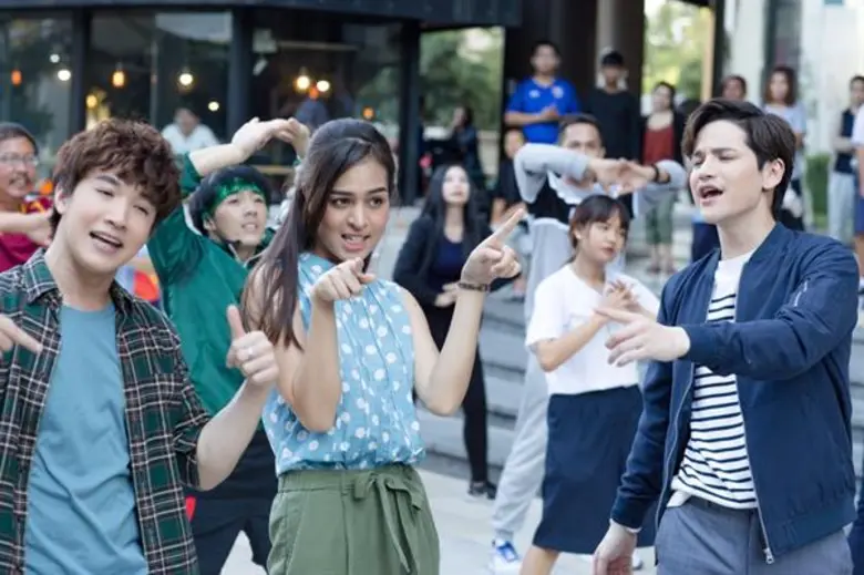 ริท-เต๋า-ป็อบปี้  ขยี้กันมันส์ เต้นยับ !!!  หน้าห้าง เกตเวย์ เอกมัย เบื้องหลังถ่ายMV “แค่โสด” ประกอบภาพยนตร์ 'สี้น 3 ต่อน'