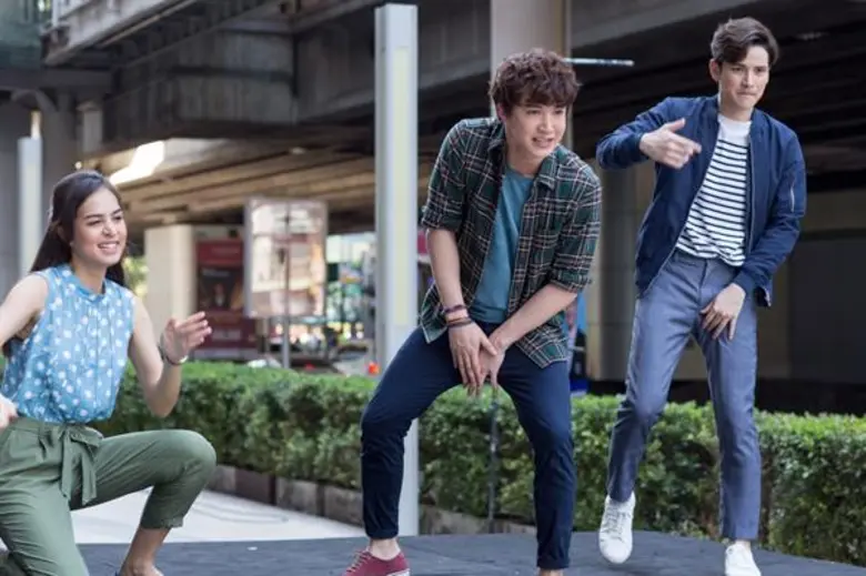 ริท-เต๋า-ป็อบปี้  ขยี้กันมันส์ เต้นยับ !!!  หน้าห้าง เกตเวย์ เอกมัย เบื้องหลังถ่ายMV “แค่โสด” ประกอบภาพยนตร์ 'สี้น 3 ต่อน'