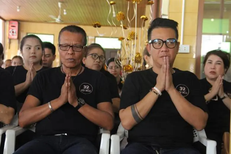 “เป็ด-โน้ต เชิญยิ้ม” พร้อมชาวคณะ ร่วมทำบุญเอาฤกษ์เอาชัย และเพื่อระลึก-อุทิศส่วนกุศลให้กับเชิญยิ้มที่ล่วงลับ ก่อนขึ้นเวที