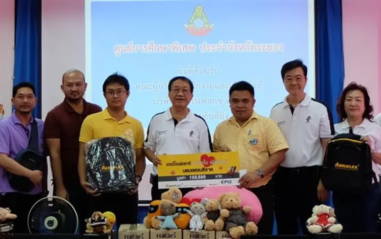 ดร.ภวัฒน์ วิทูรปกรณ์ (กลาง) ประธานเจ้าหน้...