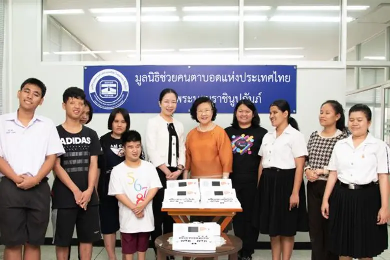 นางสาวรสพร นิวาตวงศ์ (กลางขวา) รองประธานก...