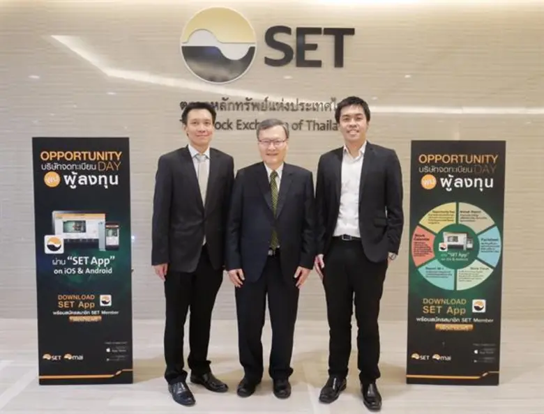 นายชวลิต จันทรรัตน์ (คนกลาง) ประธานเจ้าหน...