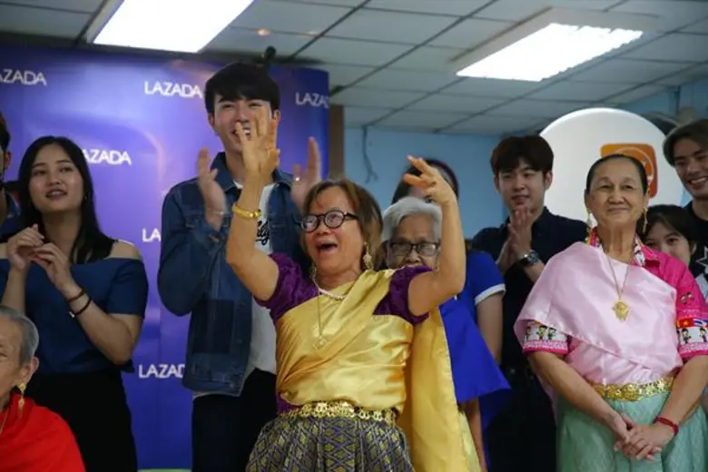 ลาซาด้าจัดให้! ควงคิ้วท์บอยออกเดทส่งต่อความรักผู้สูงวัย