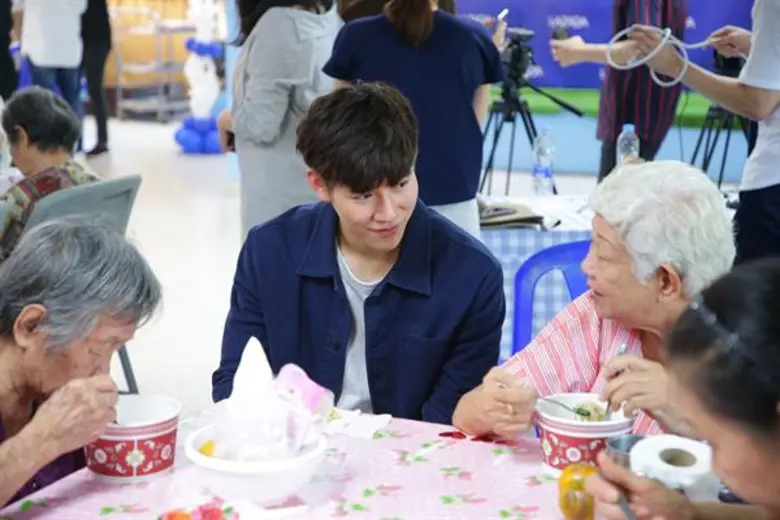 ลาซาด้าจัดให้! ควงคิ้วท์บอยออกเดทส่งต่อความรักผู้สูงวัย