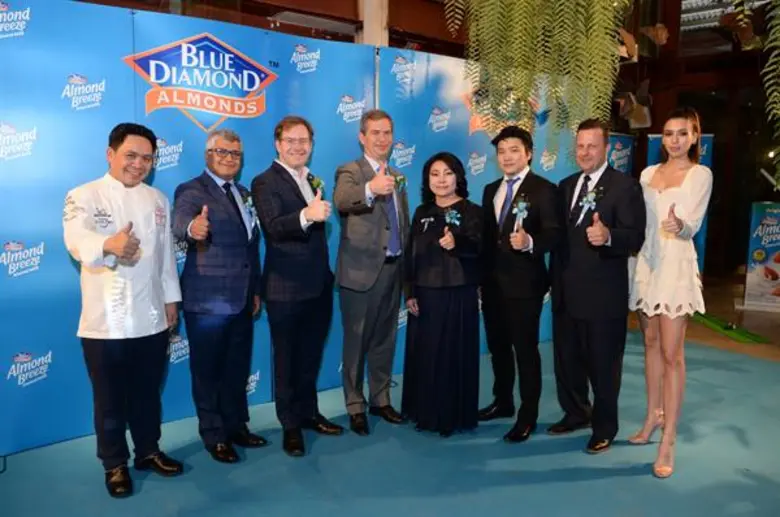 มาร์ค แจนเซน (ที่ 4 จากซ้าย) ประธานบริหาร...