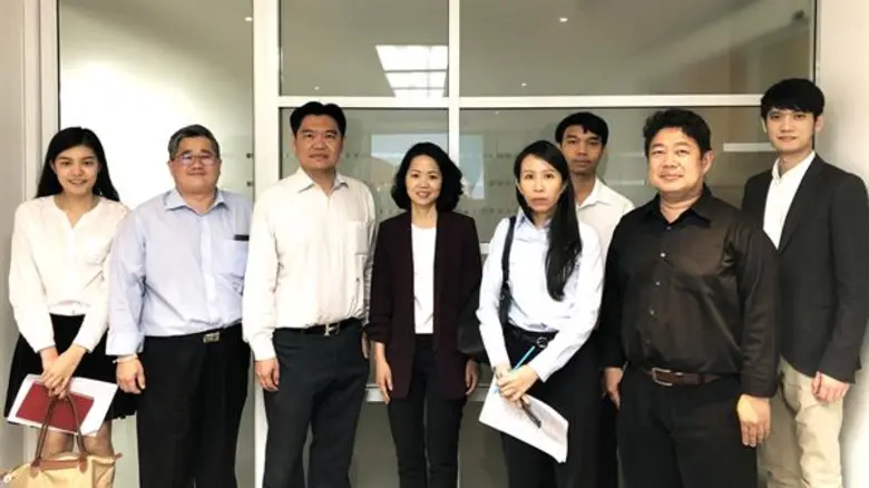 คุณธัณฐภรณ์ ไกรพิสิทธิ์กุล กรรมการ (กลาง)...