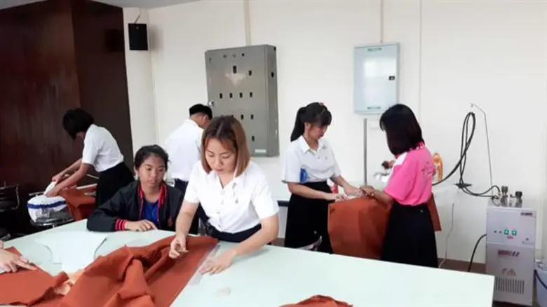 นักศึกษาสาขาการออกแบบแฟชั่นและเครื่องแต่งกาย คณะเทค...