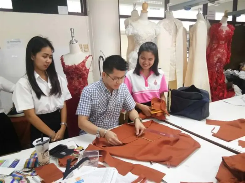 นศ. มทร.ธัญบุรี ตัดเย็บ “ผลิตภัณฑ์สงฆ์”