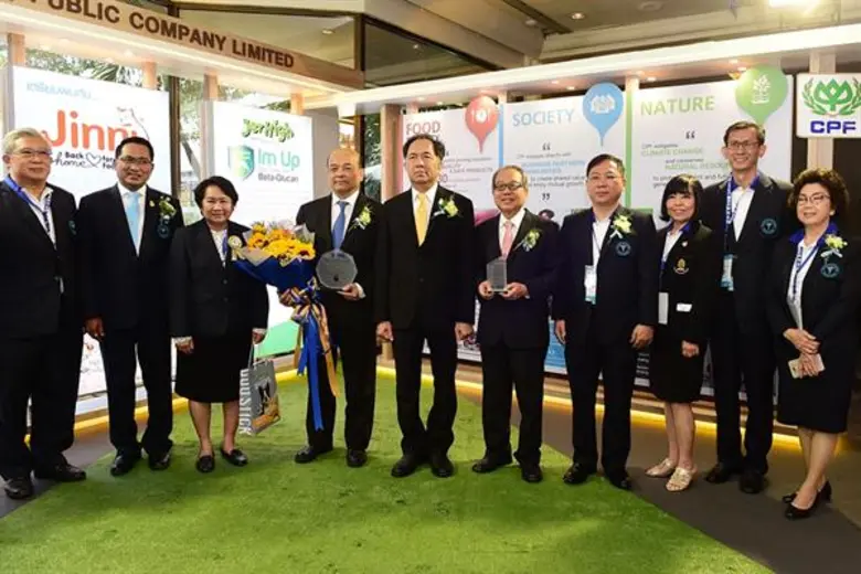 นายกฤษฎา บุญราช (ที่ 5 จากซ้าย) รัฐมนตรีว...