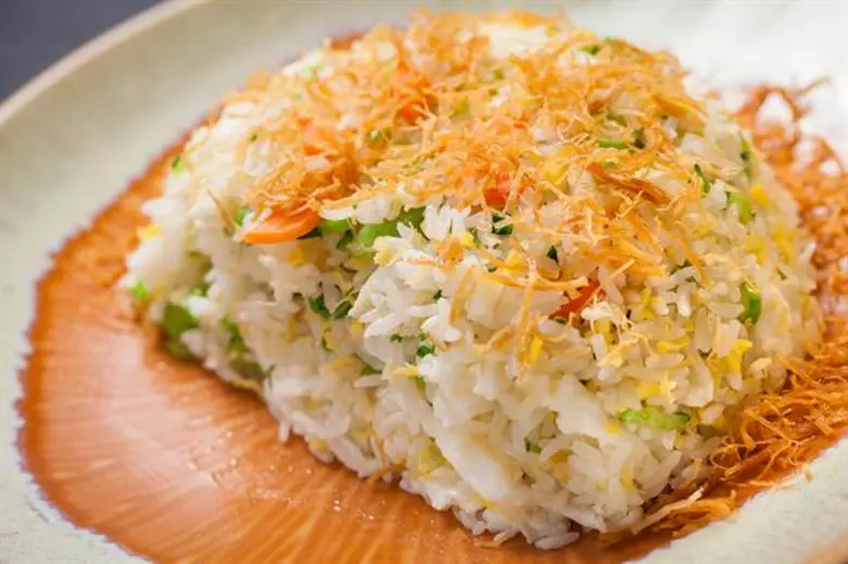 ร่วมเปิดประสบการณ์การลิ้มลอง “อาหารจีนหวยหยางโอชารสสูตรดั้งเดิม” รังสรรค์โดยเชฟรับเชิญพิเศษ “แอนโทนี ต่ง” หัวหน้าพ่อครัวอาหารจีนแห่ง โรงแรมฝูเถียน แชงกรี-ลา เซินเจิ้น ณ ห้องอาหารจีนแชงพาเลซ โรงแรมแชงกรี-ลา กรุงเทพฯ