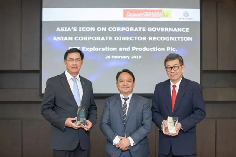 นายพงศธร ทวีสิน (ซ้าย) ประธานเจ้าหน้าที่บ...