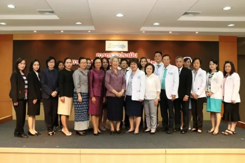 พญ.เบญจมาศ วณีสอน (แถวหน้า : ที่ 7 จากขวา...