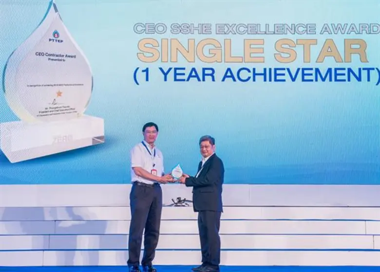 นายชาญวิทย์ อนัคกุล (ขวา) ประธานเจ้าหน้าท...