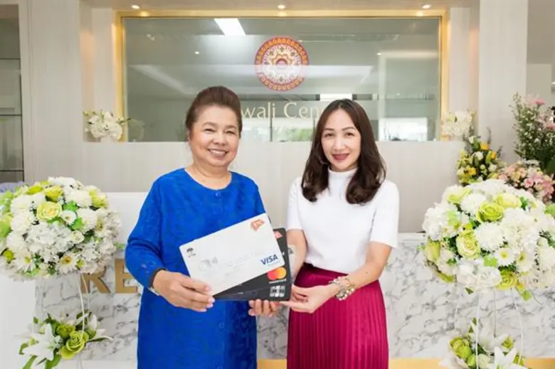 นางสาวโชษิตา เทพยสุวรรณ (ขวา) ผู้จัดการ – ธุรกิจบัต...