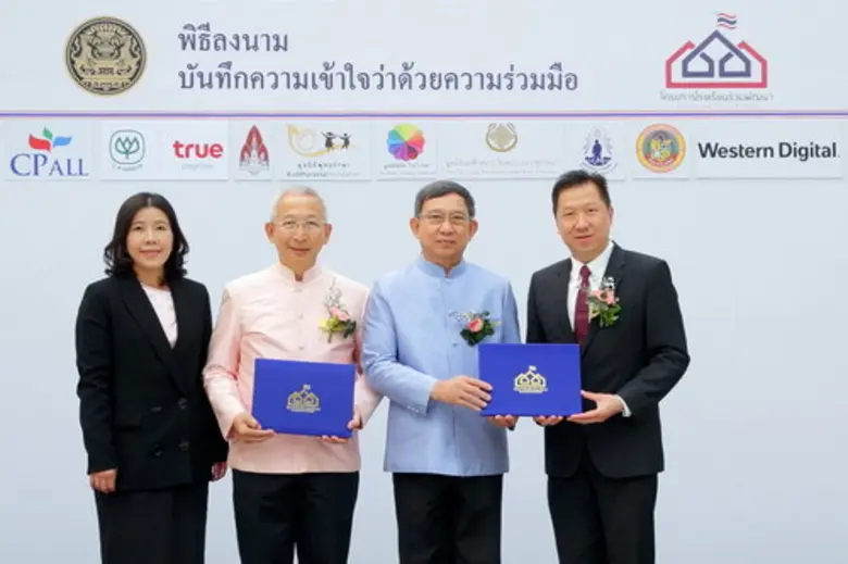 พลอากาศเอก ประจิน จั่นตอง (ที่ 2 จากขวา) ...