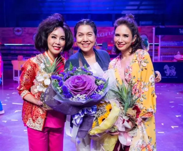 เปิดม่านละครเวที “บ้านเรือนเคียงกันฯ” สุดเซอร์ไพรส์ “เอ-ไชยา” หวง “แป้ง มิตรชัย” บุกฉะ!! “ปอ-อรรณพ”