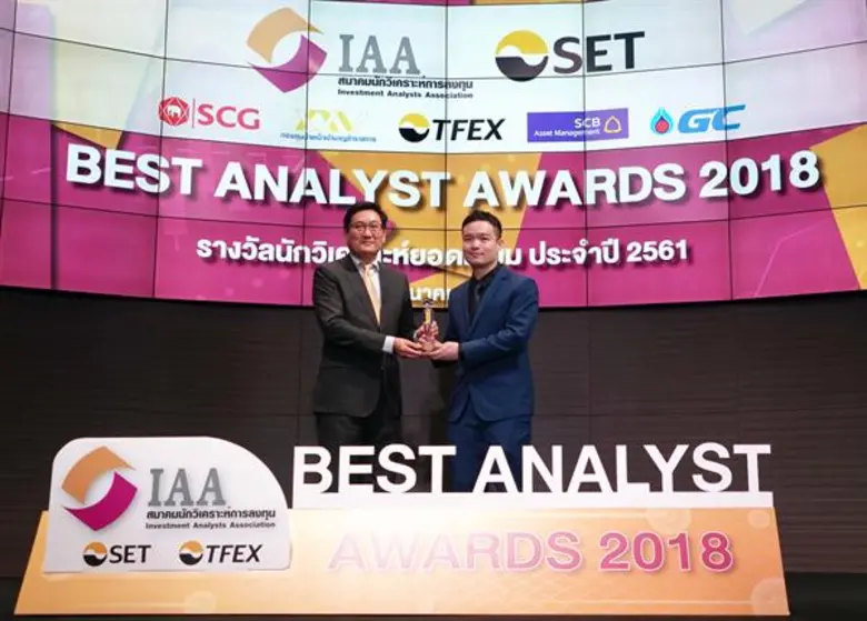 นายภมร สุวรรณสาครกุล (ขวา) ผู้อำนวยการ ฝ่...