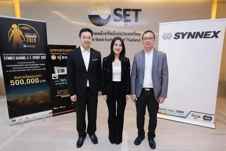 นางสาวสุธิดา มงคลสุธี (กลาง) ประธานเจ้าหน...