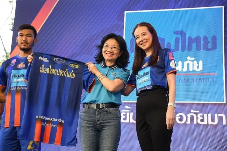 นางนวลพรรณ ล่ำซำ กรรมการผู้จัดการและประธา...