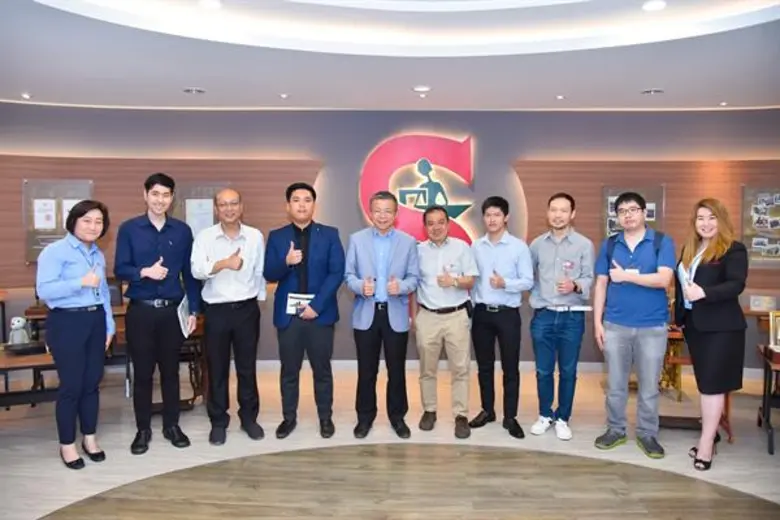 นายกิตติพงศ์ กนกวิไลรัตน์ (ที่ 5 จากซ้าย)...