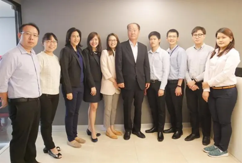 นายซุง ซิก ฮอง (ที่ 5 จากขวา) ประธานเจ้าห...