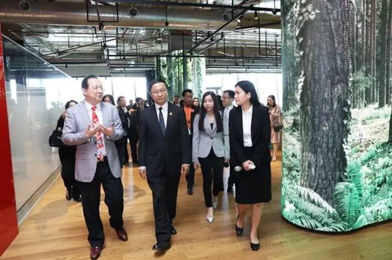 รัฐมนตรีว่าการกระทรวงดิจิทัลเพื่อเศรษฐกิจและสังคม นำคณะเข้าเยี่ยมชม Co-Working Space ณ ทรู แบรนดิ้ง ช้อป ไอคอนสยาม