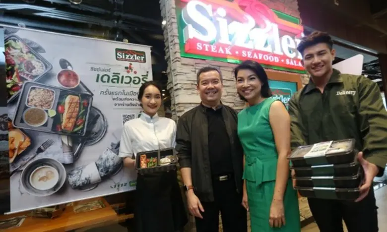 บัญญัติ อธิยุตกุล (ที่ 2 จากซ้าย) ผู้จัดก...