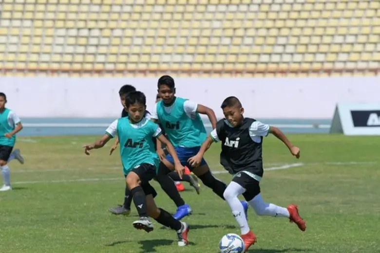 ซีพีเฟ้นช้างเผือก 20 แข้งดาวรุ่ง เข้าโครงการ “ซีพี สานฝัน..ปันโอกาส” รุ่น 3 จากยอดสมัครทั่วประเทศกว่า 5,000 คน มอบทุนเรียนฟรี พร้อมฝึกทักษะลูกหนังอย่างเข้มข้น บ่มเพาะสู่นักเตะอาชีพ