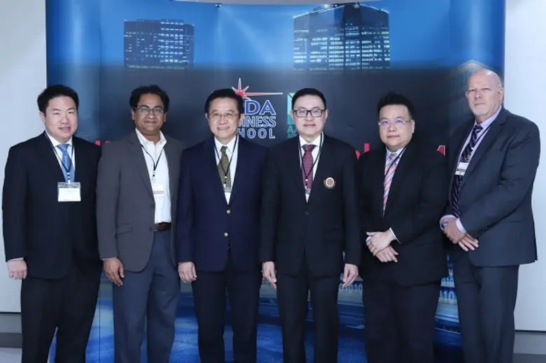 ผศ.ดร.วิพุธ อ่องสกุล คณบดี คณะบริหารธุรกิ...