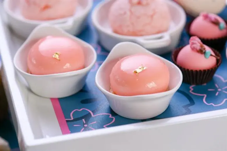 อัพ แอนด์ อะบัฟ บาร์ (Up & Above Bar) โรง...