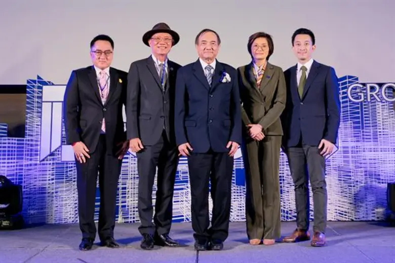 วิทวัส พรกุล (กลาง) ประธานกรรมการบริหาร บ...